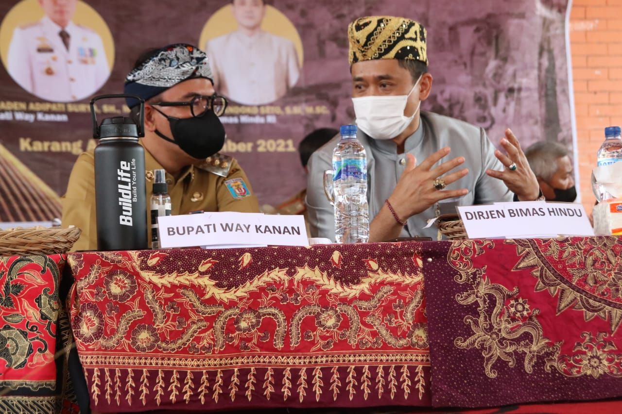 podiumnews.com-Dirjen Bimas Hindu dan Bupati Way Kanan Resmikan Penglukatan Manca Tirtha Pura Ulun Suwi di Way Kanan